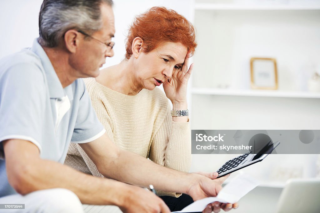 Senior Casal calcular suas finanças em casa mensal. - Royalty-free Tensão Foto de stock