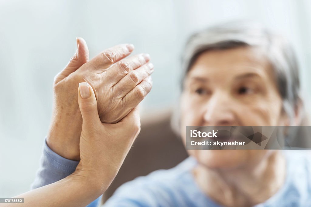 Donna anziana avendo una terapia fisica. - Foto stock royalty-free di Fisioterapia