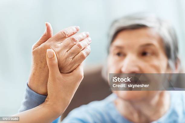 Donna Anziana Avendo Una Terapia Fisica - Fotografie stock e altre immagini di Fisioterapia - Fisioterapia, Artrite, Terza età