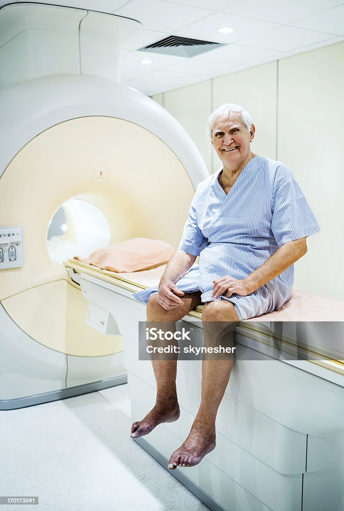 Radosny starszy człowiek po badaniu MRI. - Zbiór zdjęć royalty-free (Badanie lekarskie)