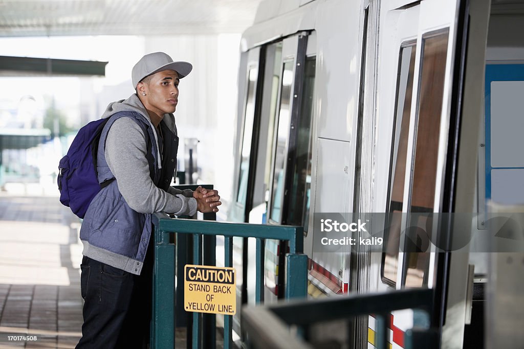 Молодой человек на железнодорожный вокзал - Стоковые фото Рюкзак роялти-фри