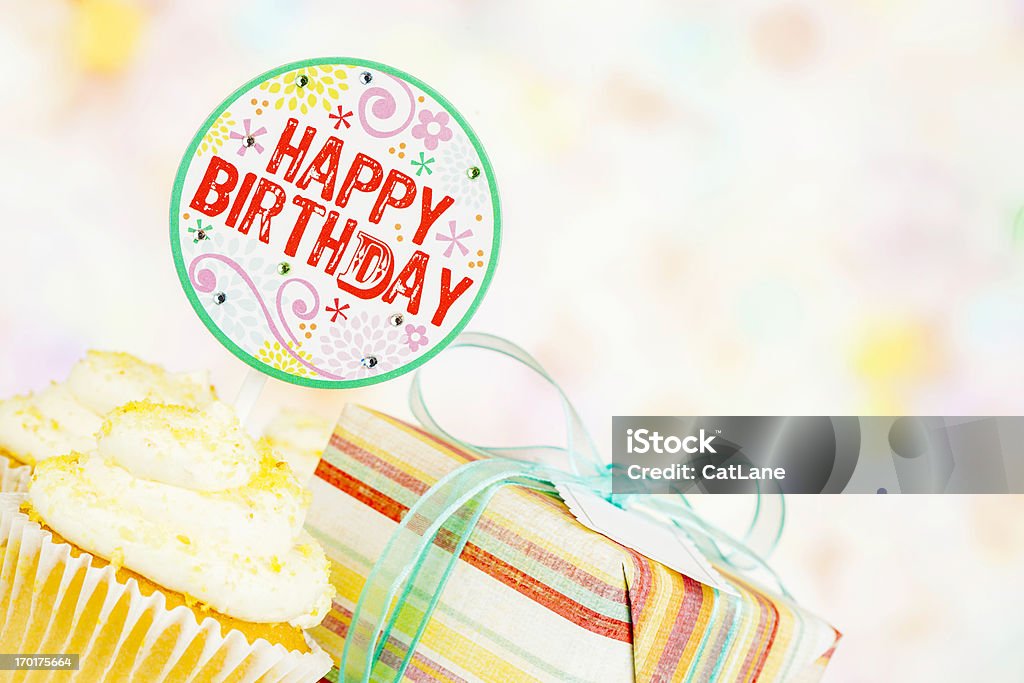 Cupcakes di buon compleanno, regalo - Foto stock royalty-free di Regalo di compleanno