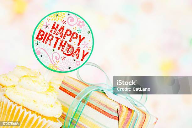 Cupcakes Di Buon Compleanno Regalo - Fotografie stock e altre immagini di Regalo di compleanno - Regalo di compleanno, Un singolo oggetto, Compleanno