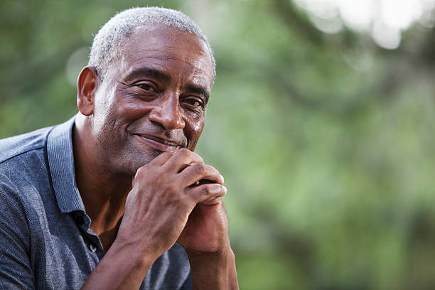 senior afrikanischen amerikanischen mann - men senior adult human face smiling stock-fotos und bilder