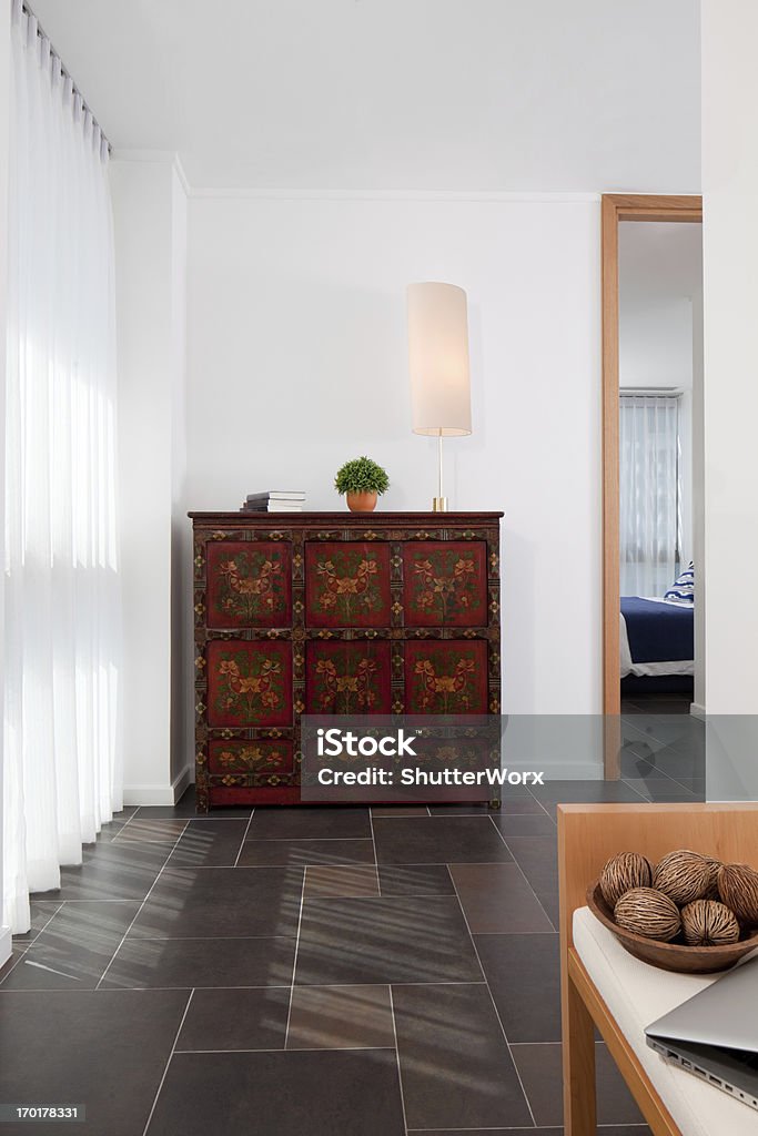 Moderno apartamento entrada - Foto de stock de Cómoda libre de derechos