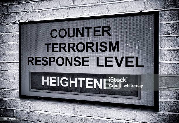 El Terrorismo Señal De Advertencia Foto de stock y más banco de imágenes de Contraterrorismo - Contraterrorismo, Aire libre, Arquitectura exterior