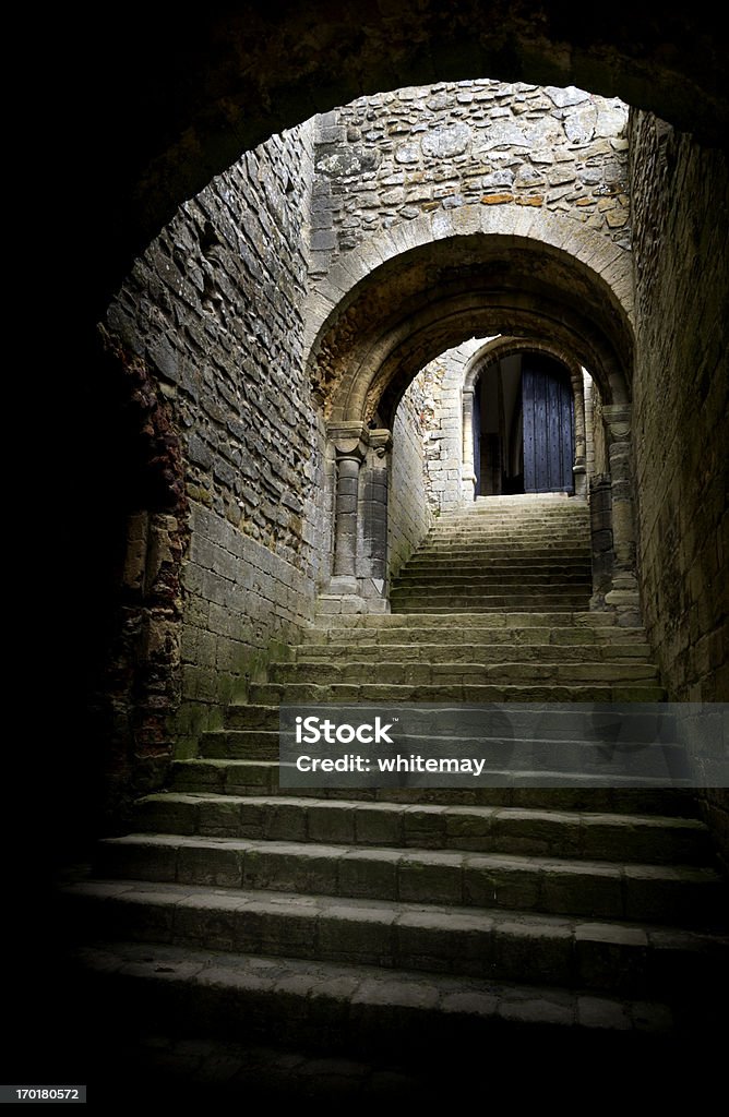 Средневековая лестница и дверь arches - Стоковые фото Замок - строение роялти-фри