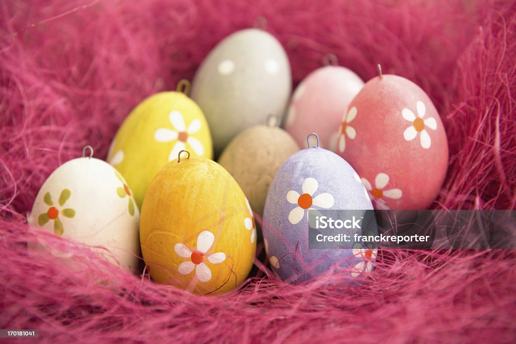 Ostern Eier auf Stroh - Lizenzfrei Bunt - Farbton Stock-Foto