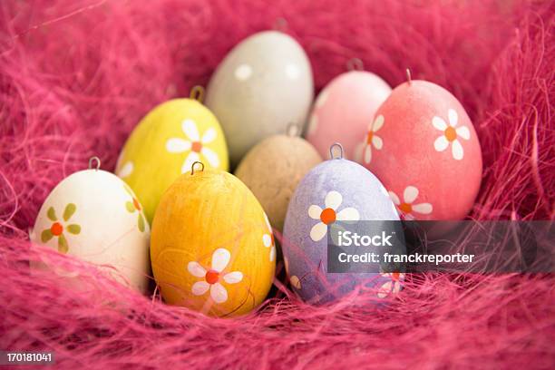 Ostern Eier Auf Stroh Stockfoto und mehr Bilder von Bunt - Farbton - Bunt - Farbton, Dekorieren, Farbbild