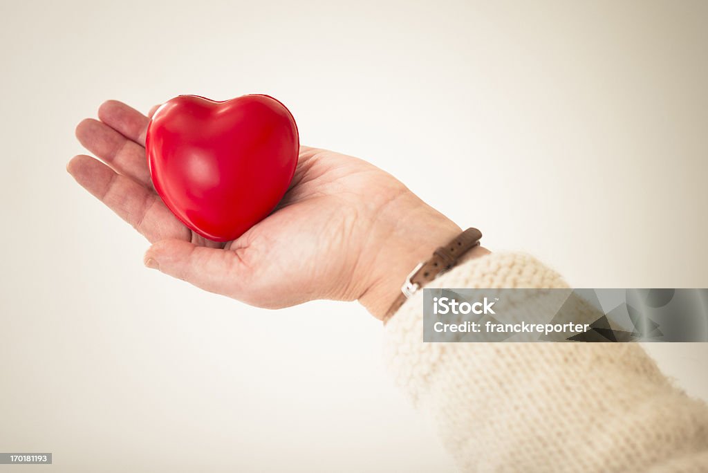 Hand hält ein Valentinstag-Geschenk - Lizenzfrei Herzform Stock-Foto