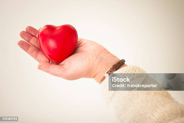 Foto de Mão Segurando Um Presente De São Valentim e mais fotos de stock de Símbolo do Coração - Símbolo do Coração, Adulto, Amor