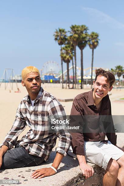 Dwóch Młodych Mężczyzn Na Plaży - zdjęcia stockowe i więcej obrazów Santa Monica Pier - Santa Monica Pier, Afroamerykanin, Afrykanin