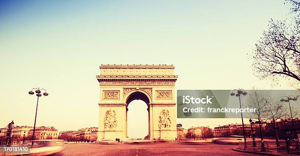 Arc De Triomphe Al Tramonto - Fotografie stock e altre immagini di Ambientazione esterna - Ambientazione esterna, Arco di trionfo, Arco di trionfo - Parigi