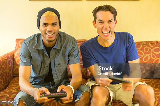 Foto de Jovens Homens Jogando Jogos De Computador e mais fotos de stock de Termo Esportivo - Termo Esportivo, Videogame, Amizade