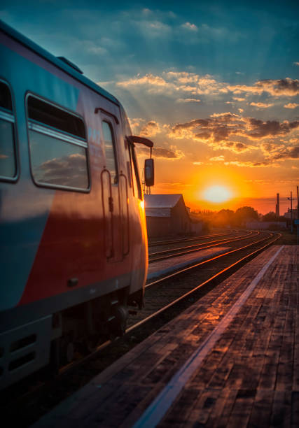 pociąg jedzie w zachód słońca. ruch do przodu - locomotive train night vertical zdjęcia i obrazy z banku zdjęć