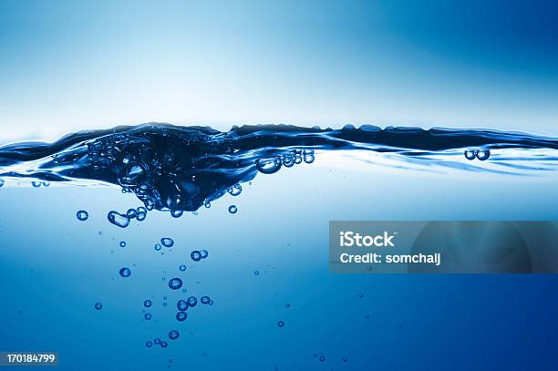 Foto de Fundo De Onda De Água Azul e mais fotos de stock de Azul - Azul, Bolha - Estrutura física, Cor Vibrante