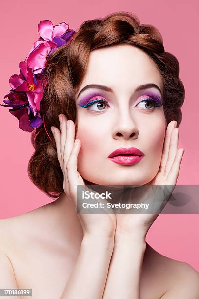 Kobieta W Różowy Kapelusz - zdjęcia stockowe i więcej obrazów Brązowe włosy - Brązowe włosy, Brązowy, Czapka