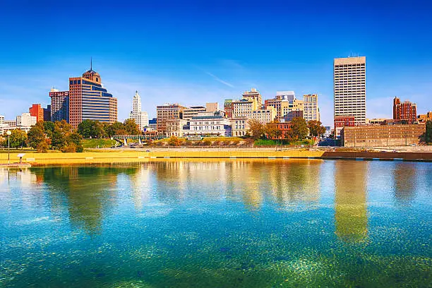 Panoramic view of downtown Memphis (TE, USA) reflected in a fountain.