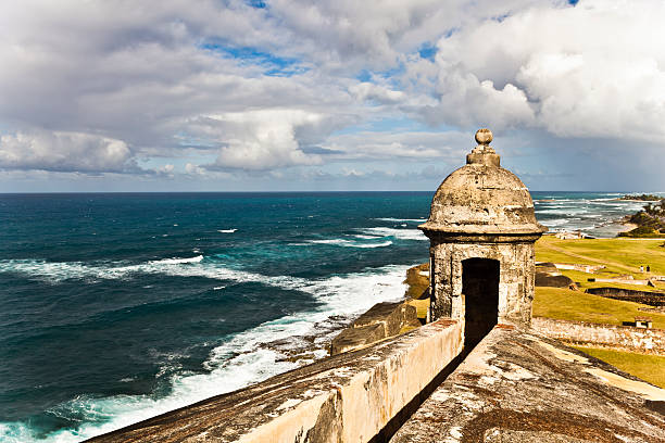gun turret - horizon over water old san juan san juan puerto rico puerto rico stock-fotos und bilder