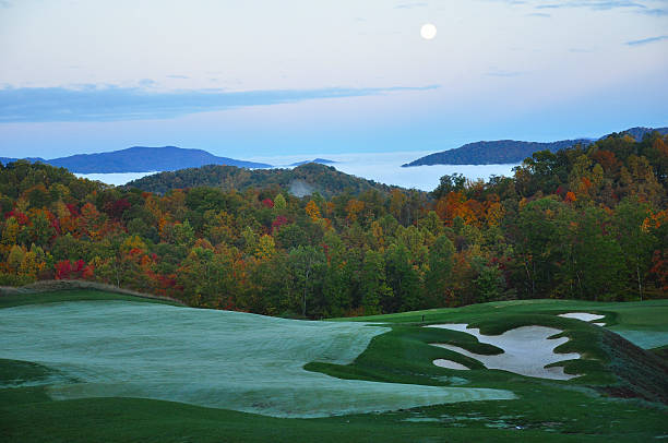 dawn осенний на горы и поле для гольфа - golf course usa scenics sports flag стоковые фото и изображения
