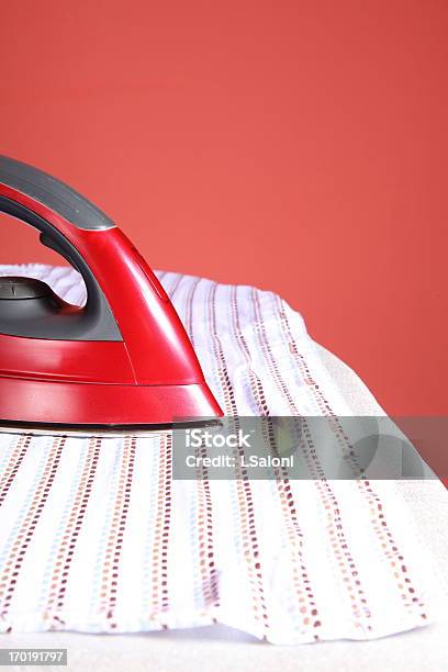 Foto de Ferro E Camisa Vermelha e mais fotos de stock de Adulto - Adulto, Afazeres Domésticos, Branco