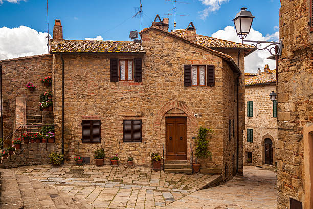 village de toscane, italie - florence italy ancient past architecture photos et images de collection