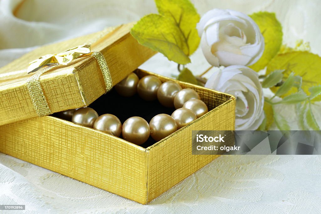 Oro Collana di perle in una scatola regalo - Foto stock royalty-free di Accessorio personale