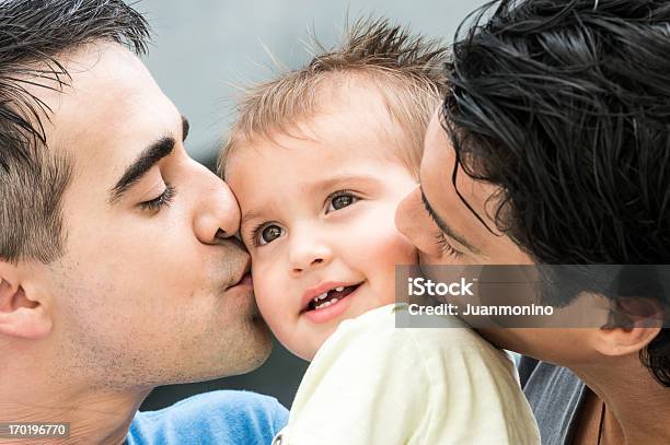 Photo libre de droit de Couple Baisers Chaque Joue De Son Enfant banque d'images et plus d'images libres de droit de Bébé - Bébé, Embrasser, Homosexualité masculine