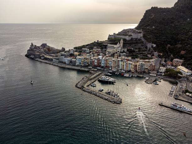vista aérea de un cuerpo de agua con varios barcos flotando en la superficie en porto venere, italia. - harborage fotografías e imágenes de stock
