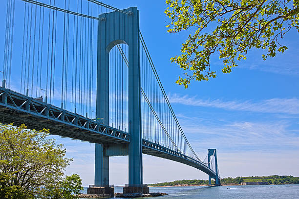 ponte di verrazano-narrows, new york. cielo azzurro con nuvole. - decked foto e immagini stock