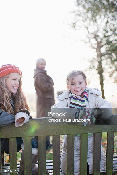 Sisters Sitzen Auf Bank Im Freien Im Herbst Stockfoto und mehr Bilder von Blendenfleck - Blendenfleck, Herbst, Kind