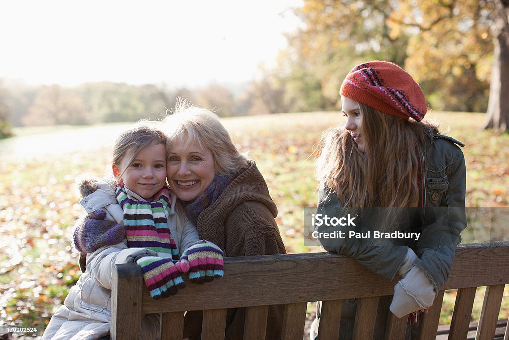 Avó agarrar Neta ao ar livre - Royalty-free 6-7 Anos Foto de stock