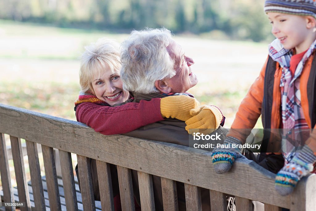 Grands-parents et petit-fils jouant dans le parc - Photo de Automne libre de droits