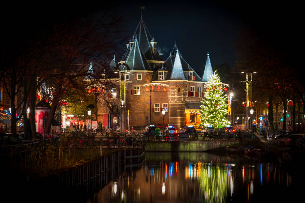 amsterdamer weihnachtsbaum am waag-gebäude am newmarkt - amsterdam holland city night stock-fotos und bilder