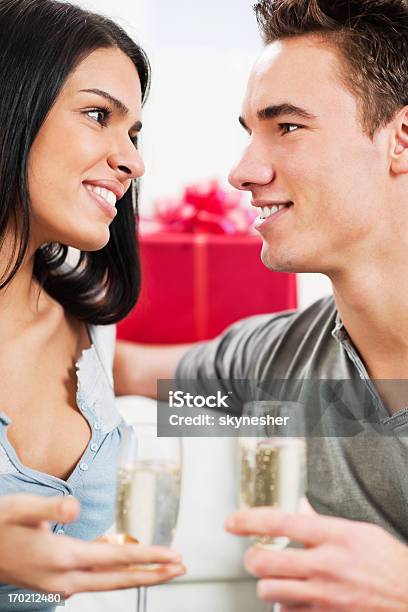 Paar In Liebe Feiern Sie Weihnachten Mit Champagner Stockfoto und mehr Bilder von Alkoholisches Getränk