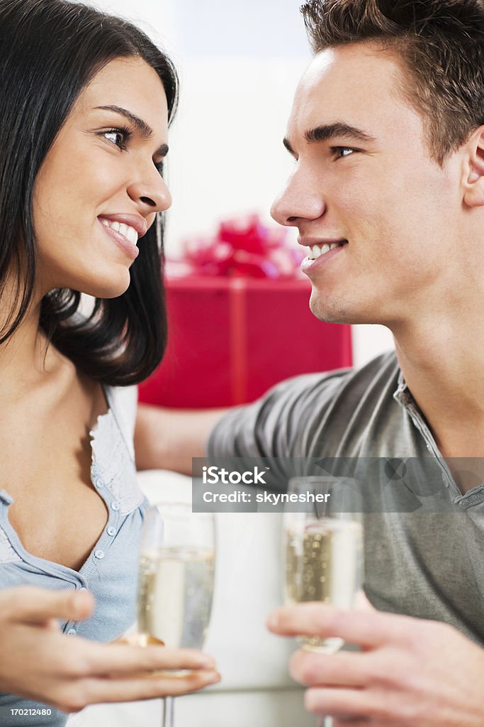 Couple en amour célébrer Noël avec champagne - Photo de Adulte libre de droits