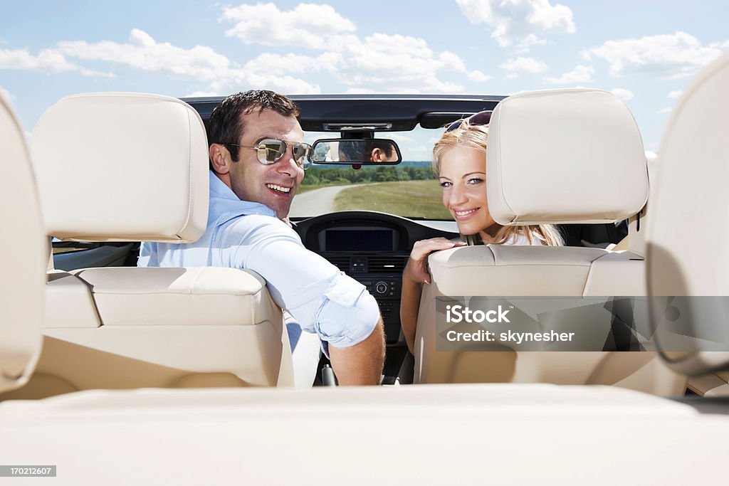 Attraente coppia in una cabriolet auto. - Foto stock royalty-free di Adulto