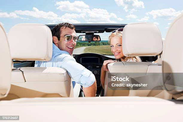 魅力的なカップルのコンバーチブル車ます - 2人のストックフォトや画像を多数ご用意 - 2人, オーナー, オープンカー