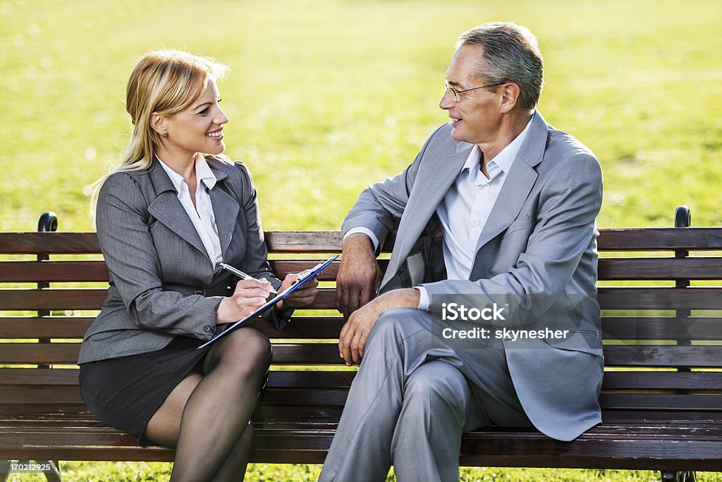 Senior hombre en una entrevista de trabajo. - Foto de stock de Aire libre libre de derechos