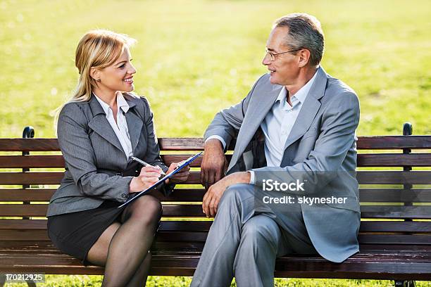 Senior Hombre En Una Entrevista De Trabajo Foto de stock y más banco de imágenes de Aire libre - Aire libre, Banco - Asiento, Entrevista de trabajo