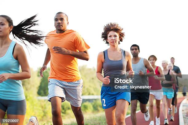 Gruppe Von Läufern In Eine Crosscountryrennen Stockfoto und mehr Bilder von 5000 Meter - 5000 Meter, Rennen - Körperliche Aktivität, Laufdisziplin