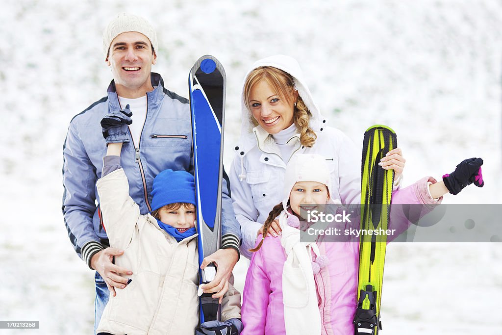 Happy family on ski resort en reposo. - Foto de stock de Actividad libre de derechos