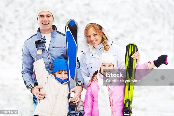 Happy Family On Ski Resort En Reposo Foto de stock y más banco de imágenes de Actividad - Actividad, Adulto, Aire libre