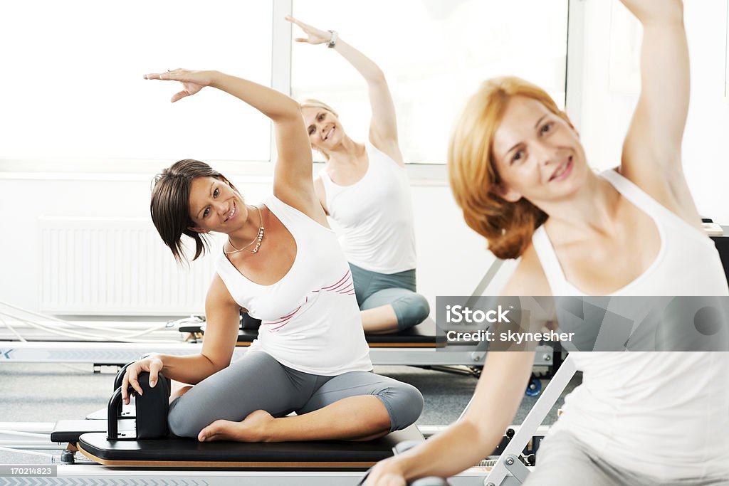 女性ピラティス体操しています。 - 2人のロイヤリテ�ィフリーストックフォト