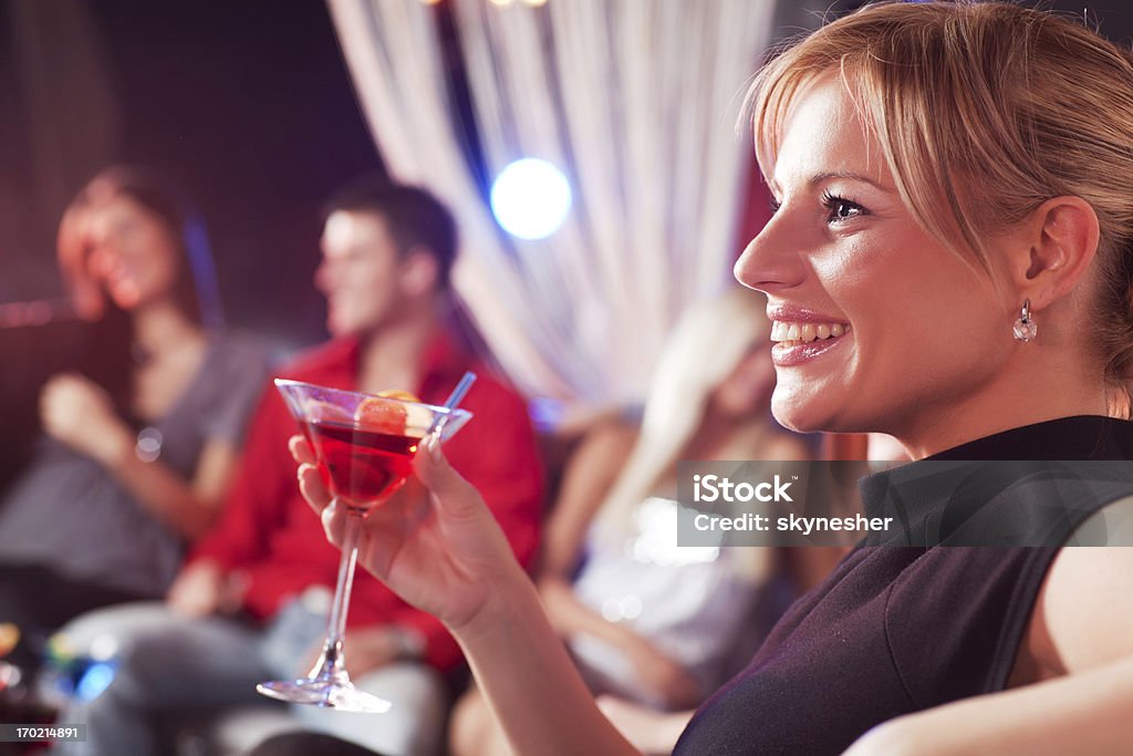 Bela loiro mulher em um bar segurando uma bebida - Royalty-free Adulto Foto de stock