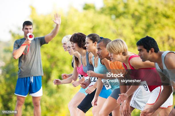 Maratona Corridori Sulla Linea Di Partenza - Fotografie stock e altre immagini di Maratona - Maratona, Linea di partenza - Attrezzatura sportiva, Correre