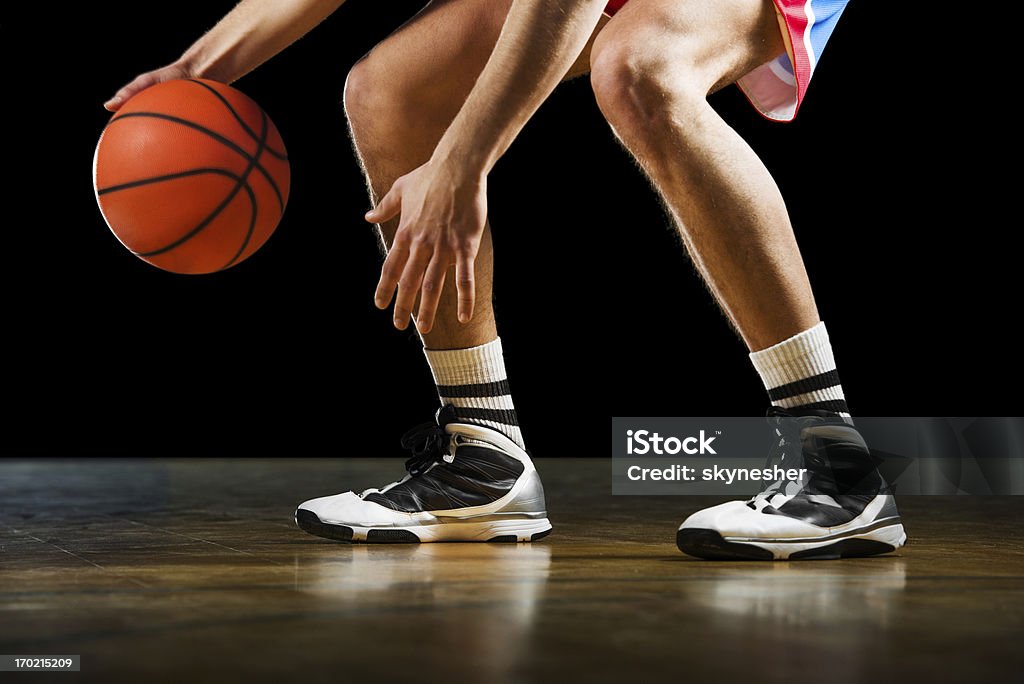 Irreconhecível Jogador de basquete dribles rápidos. - Foto de stock de Basquete royalty-free
