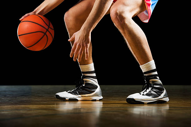 recortados jogador de basquetebol fintar. - basketball basketball player shoe sports clothing imagens e fotografias de stock