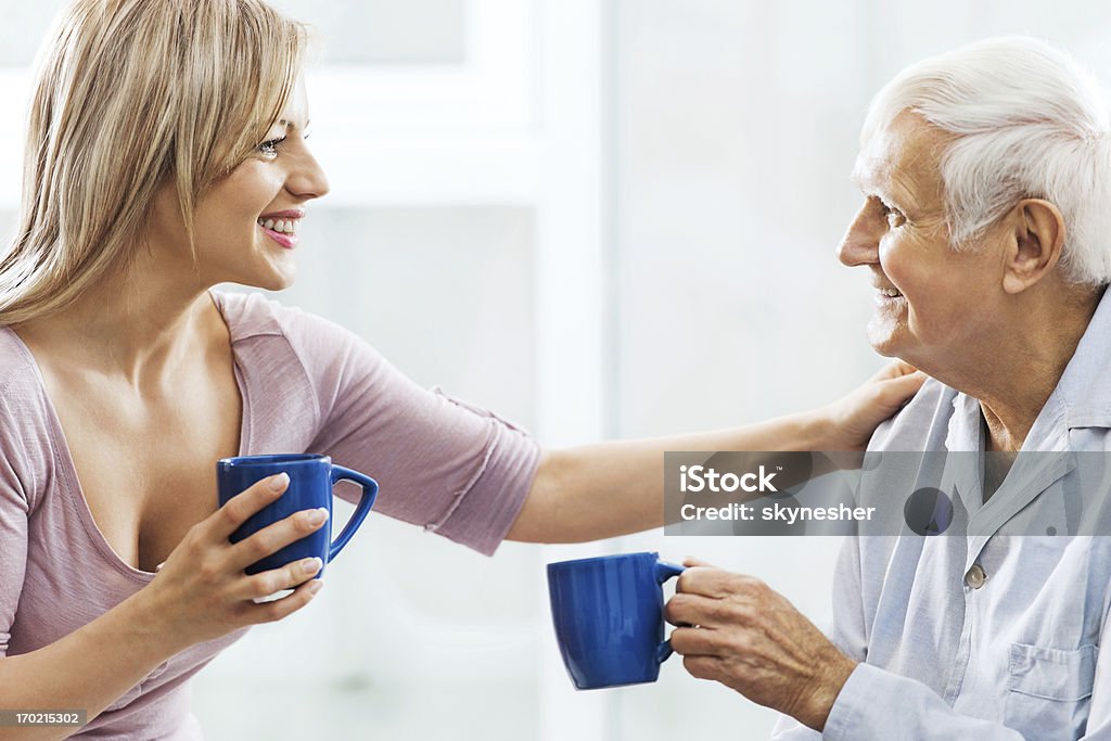 Ajudante de beber uma Xícara de café com homem idoso. - Royalty-free Chávena de Café Foto de stock