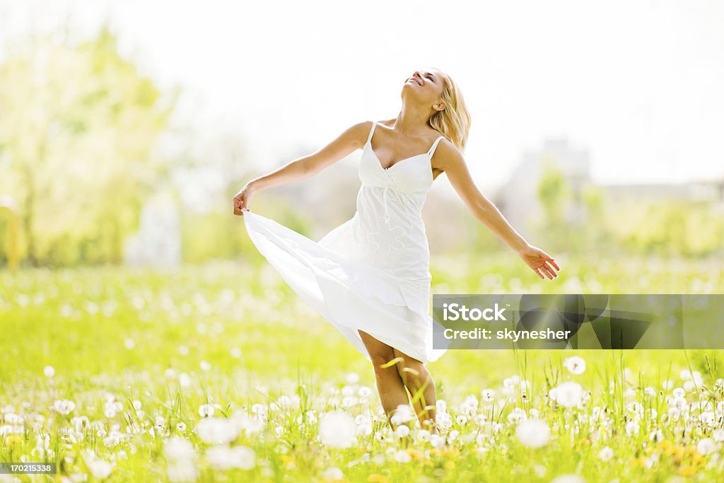 Bela jovem Loira em pé no parque. - Royalty-free Mulheres Foto de stock